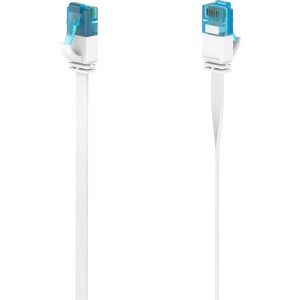 Weißes, flaches Hama Netzwerkkabel CAT-6a mit blauem Stecker für 10 Gbit/s Datenübertragung.