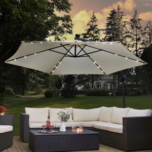 Geöffneter, dunkelgrau-cremefarbener Juskys Ampelschirm Brazil Ø 3,5m mit LED-Beleuchtung über einer Loungegruppe.