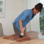 Frau ölt Holzplatte mit Bondex Arbeitsplatten-Öl Transparent. Holz-Öl für wasserabweisende Oberflächen.