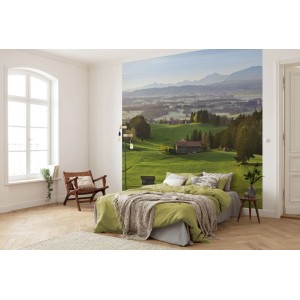 Sanders Fototapete mit grüner Landschaft und blauem Himmel im Schlafzimmer.