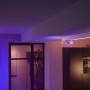 Weiße Philips Hue Centris LED-Deckenleuchte mit 3 Spots und Farbwechsel im Wohnraum.