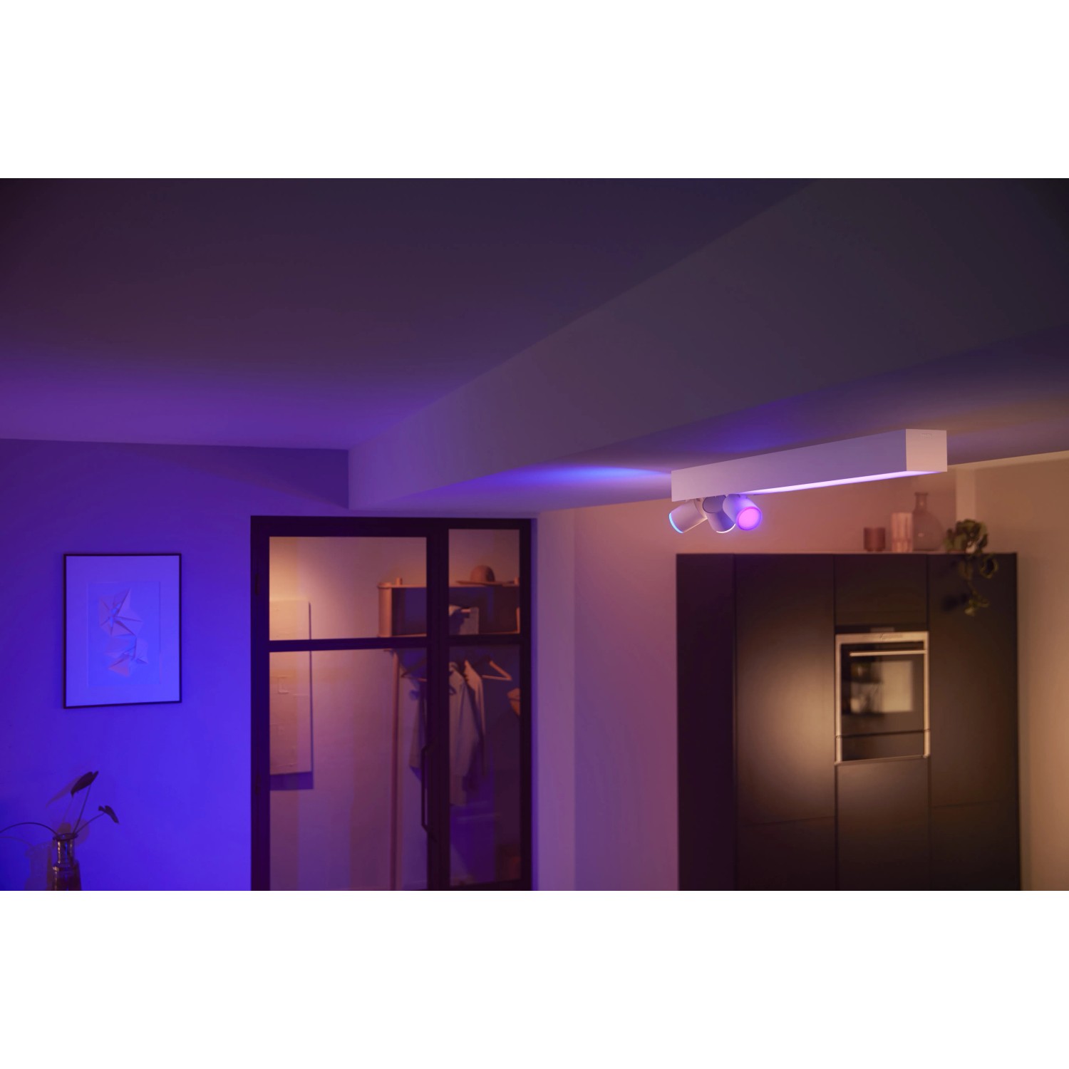 Weiße Philips Hue Centris LED-Deckenleuchte mit 3 Spots und Farbwechsel im Wohnraum.