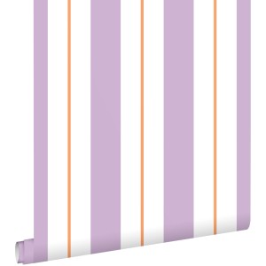 ESTAhome Tapete mit Streifen in Lila, Orange und Weiß, gerollt.