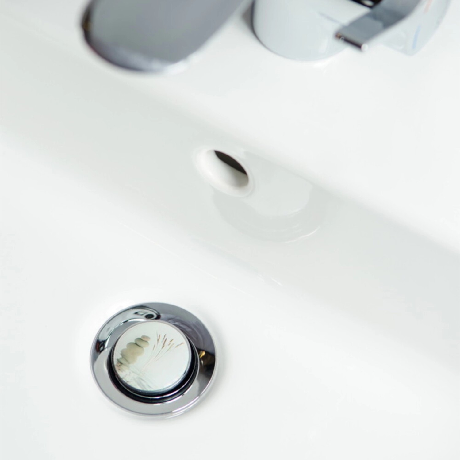 Sanilo Waschbeckenstöpsel Balance im weißen Waschbecken mit Armatur.