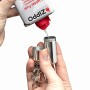 Zippo Feuerzeugbenzin wird in ein Feuerzeug gefüllt. Haushaltshelfer für Zippo Feuerzeuge.
