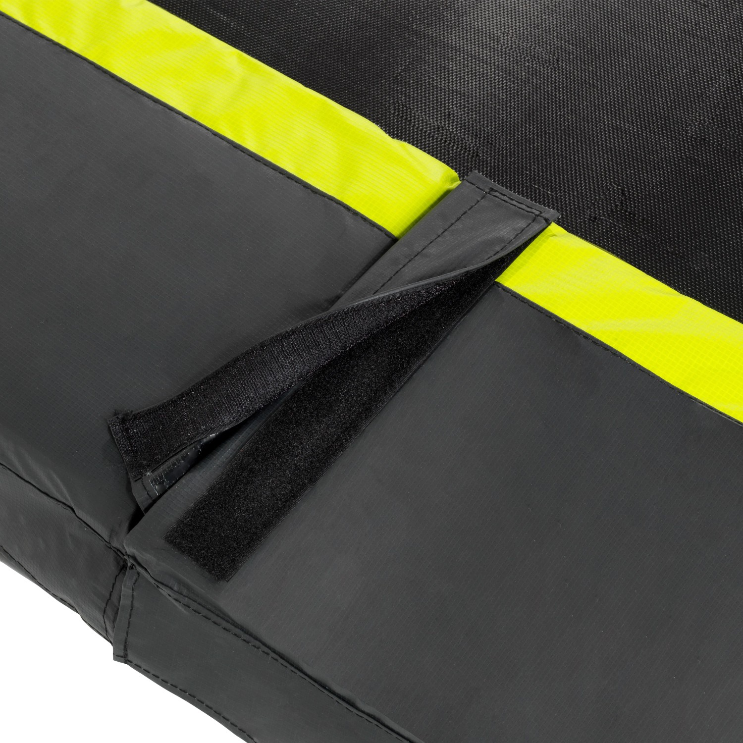 Detailaufnahme: Schwarzes Exit Toys Bodentrampolin Silhouette Sports (214x305 cm) mit gelbem Rand und Klettverschluss.