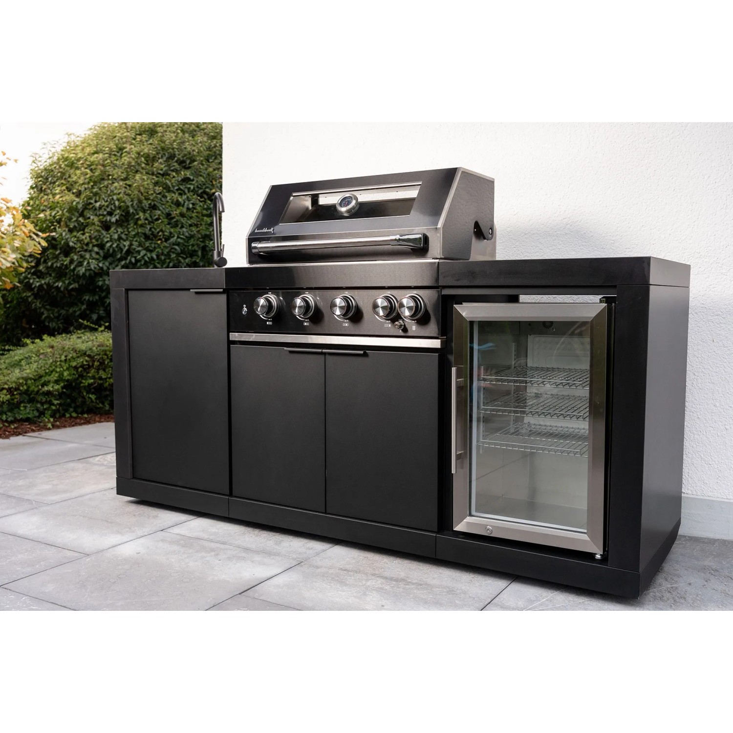 Buschbeck Outdoorküche Liverpool Schwarz mit Gasgrill, Kühlschrank und Spüle.