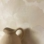 Creme Vliestapete Druina mit großformatigen, strukturierten Ginkgo-Blättern und dezentem Glanz. Dekorative Tapete.