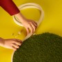 WiZ Outdoor LED-Strip (5m) wird auf Rasen verlegt. Smarte Gartenbeleuchtung.