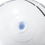 Detailaufnahme des weißen Bestway Volleyballs mit schwarzen Linien und blauem Ventil.