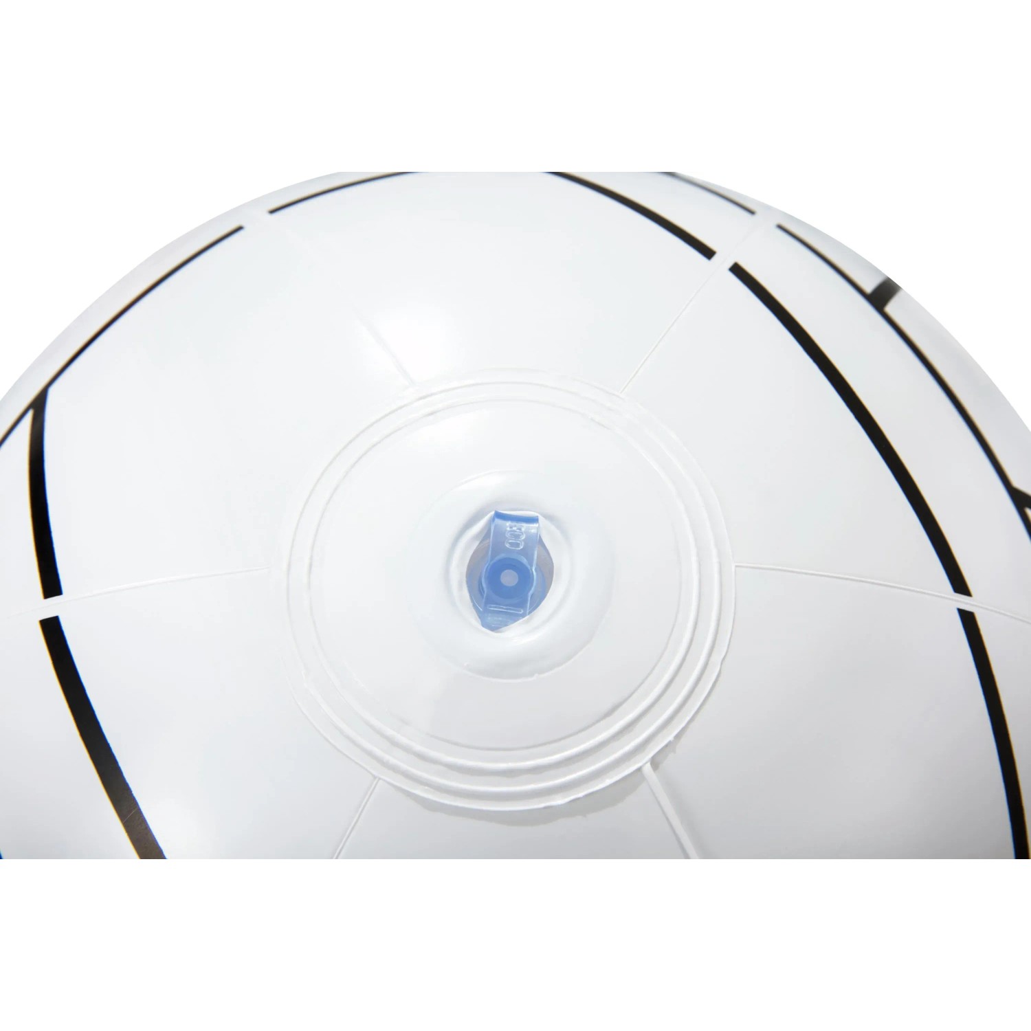 Detailaufnahme des weißen Bestway Volleyballs mit schwarzen Linien und blauem Ventil.