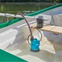 Gardena Akku-Klarwasser-Tauchpumpe im Boot beim Abpumpen von Wasser.