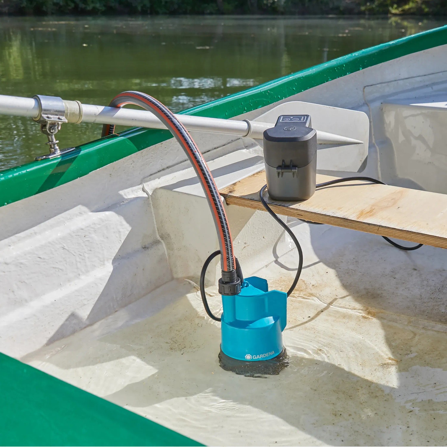 Gardena Akku-Klarwasser-Tauchpumpe im Boot beim Abpumpen von Wasser.