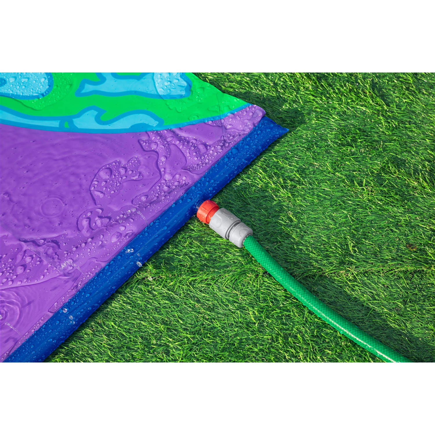 Bestway H2OGO Lunar Launch Wasserrutsche (488cm) mit Gartenschlauchanschluss auf Rasen.