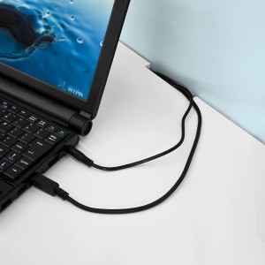Detailansicht: Weißer SoBuy Schreibtisch mit Laptop und Kabelführung.