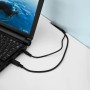 Detailansicht: Weißer SoBuy Schreibtisch mit Laptop und Kabelführung.