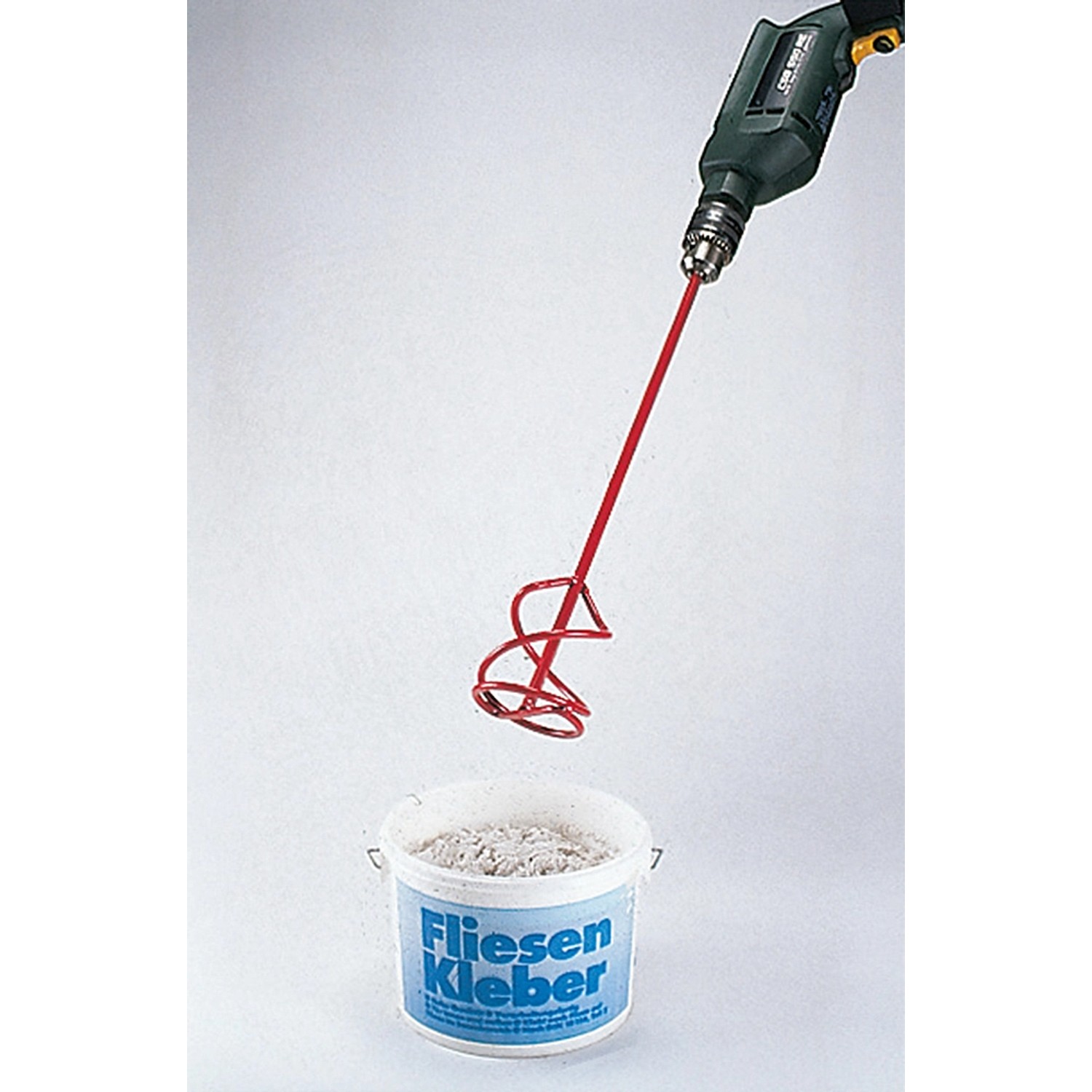 kwb Kleber- und Kleistermixer 85 mm im Einsatz mit Bohrmaschine und Eimer Fliesenkleber.