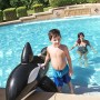 Kind mit Bestway Jumbo Wal Schwimmtier im Pool, 203x102 cm. Badespaß für Kinder ab 3 Jahren.