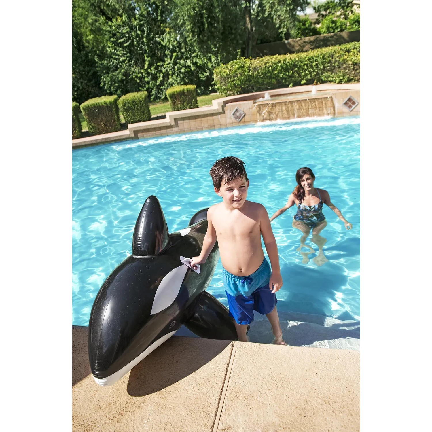 Kind mit Bestway Jumbo Wal Schwimmtier im Pool, 203x102 cm. Badespaß für Kinder ab 3 Jahren.