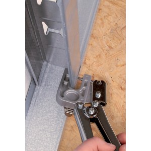 Wolfcraft Profil-Verbindungszange beim Verbinden von Metallprofilen im Trockenbau.
