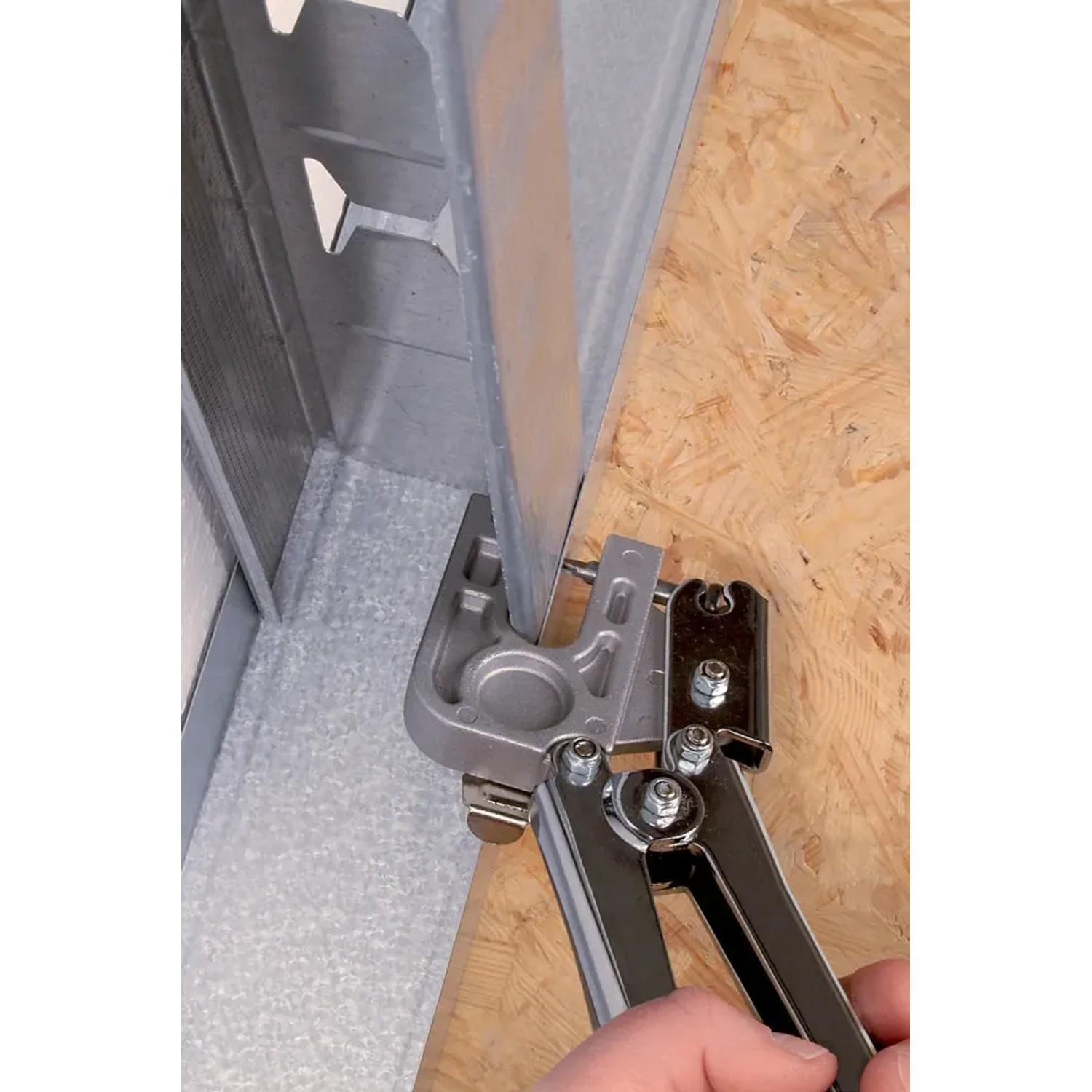 Wolfcraft Profil-Verbindungszange beim Verbinden von Metallprofilen im Trockenbau.