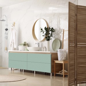 Venilia Klebefolie in Salbeigrün auf Badezimmermöbel aufgebracht.