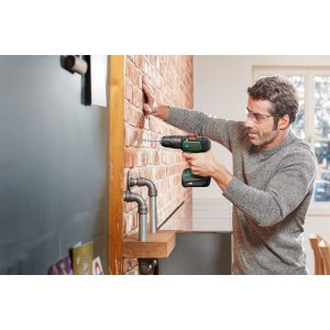 Bosch Akkuschrauber UniversalImpact 18 beim Bohren in Ziegelwand, inkl. Akku und Koffer.