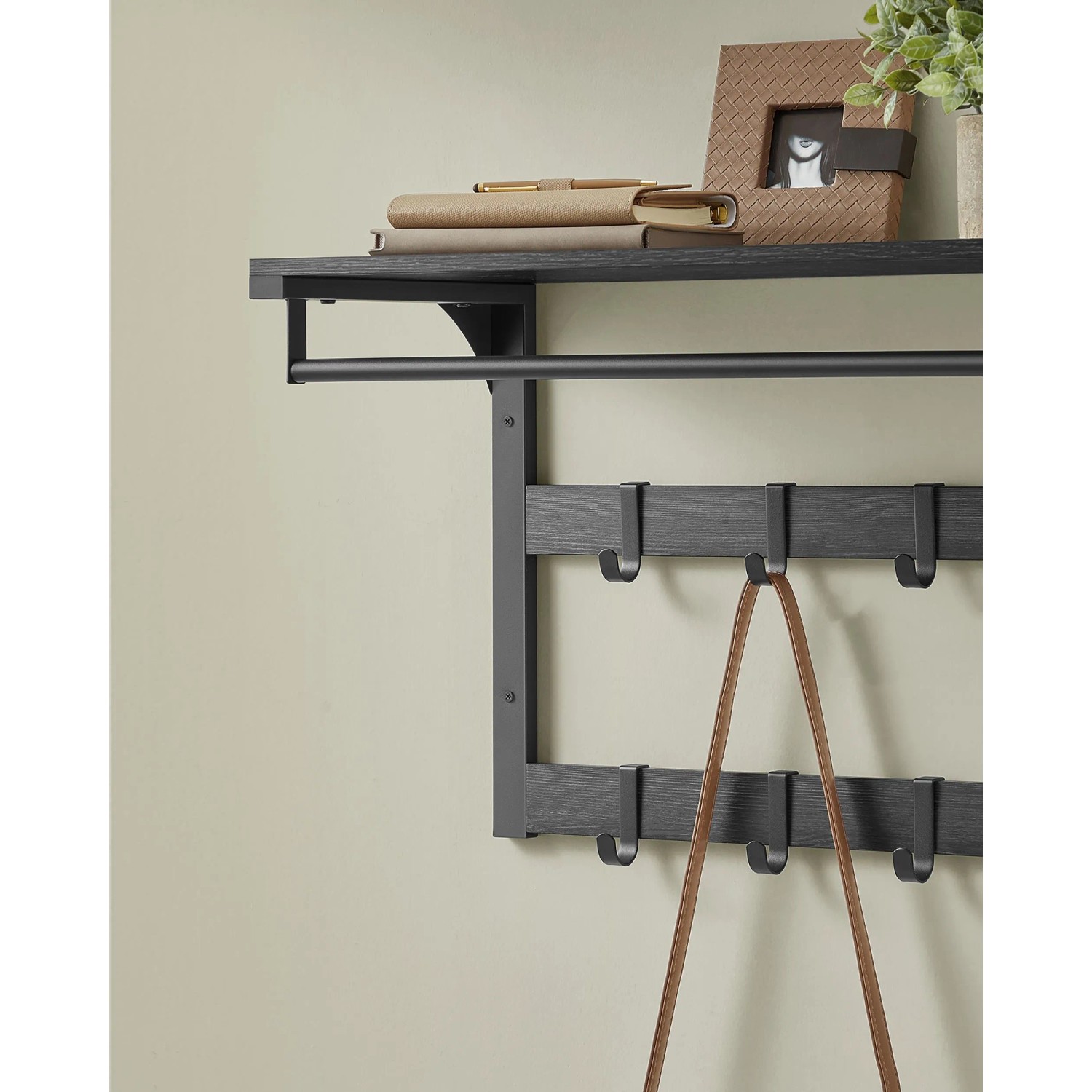 Schwarze Songmics Wandgarderobe mit Ablage, Haken und Stange. Ideal als Herrendiener.