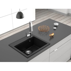 Schwarze Miló Einbauspüle Luxuria 56 aus Granitverbundstoff in moderner Küche.