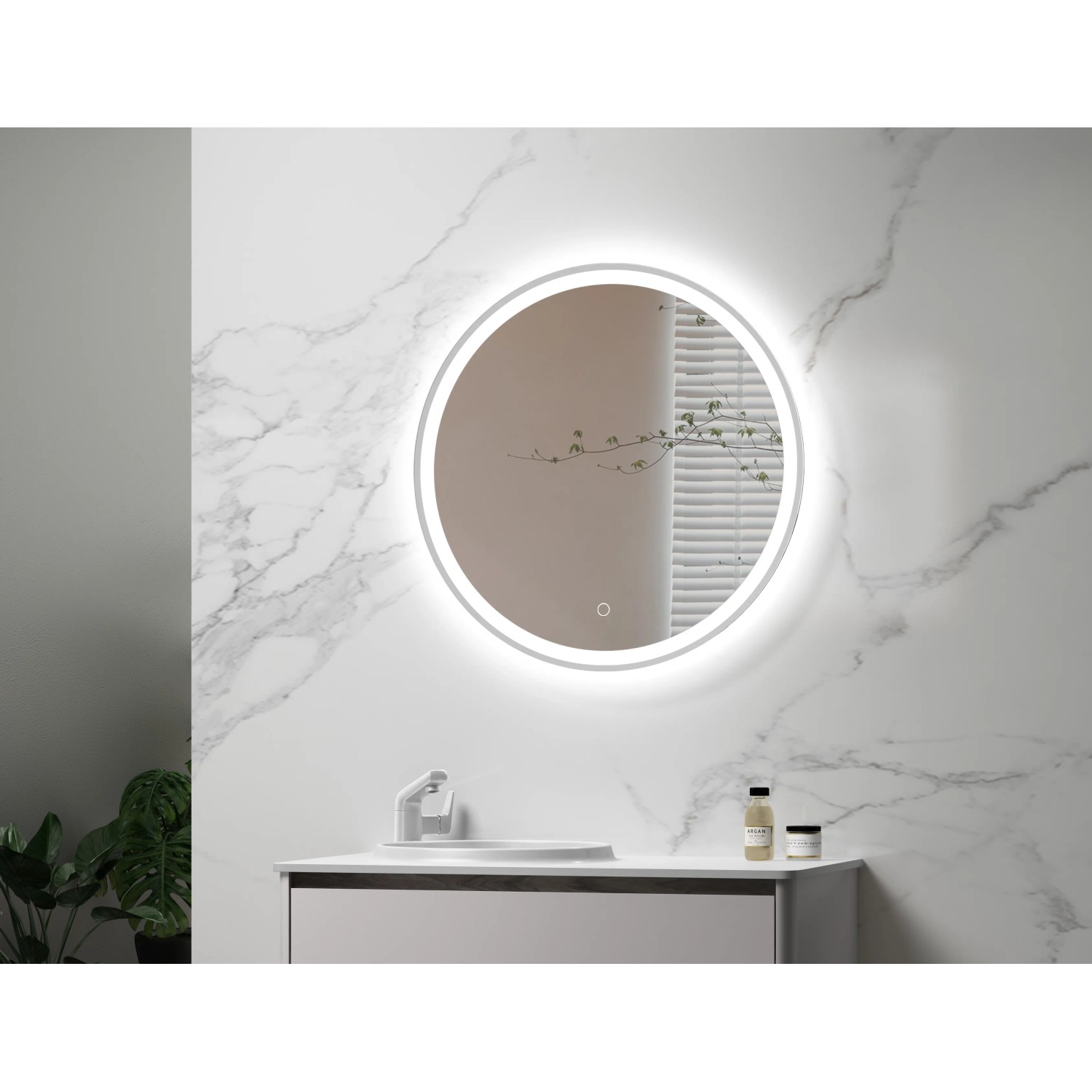 Runder DSK LED-Lichtspiegel Silver Lagos, Ø 60 cm, mit umlaufendem Lichtrahmen im Badezimmer.