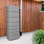 4rain Wandtank Slim, 650 Liter, steingrau, an Hauswand mit Fallrohr. Regentonne mit Auslaufhahn.
