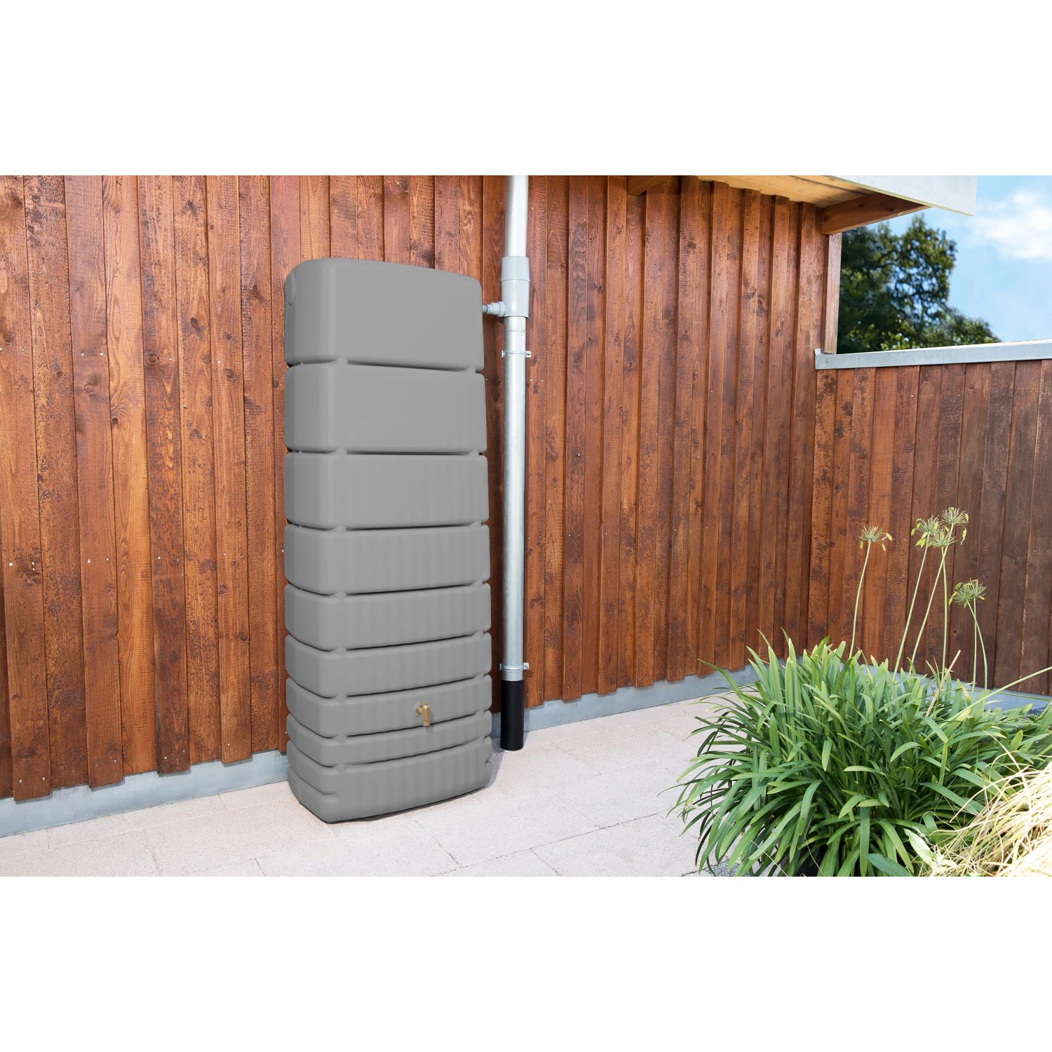 4rain Wandtank Slim, 650 Liter, steingrau, an Hauswand mit Fallrohr. Regentonne mit Auslaufhahn.
