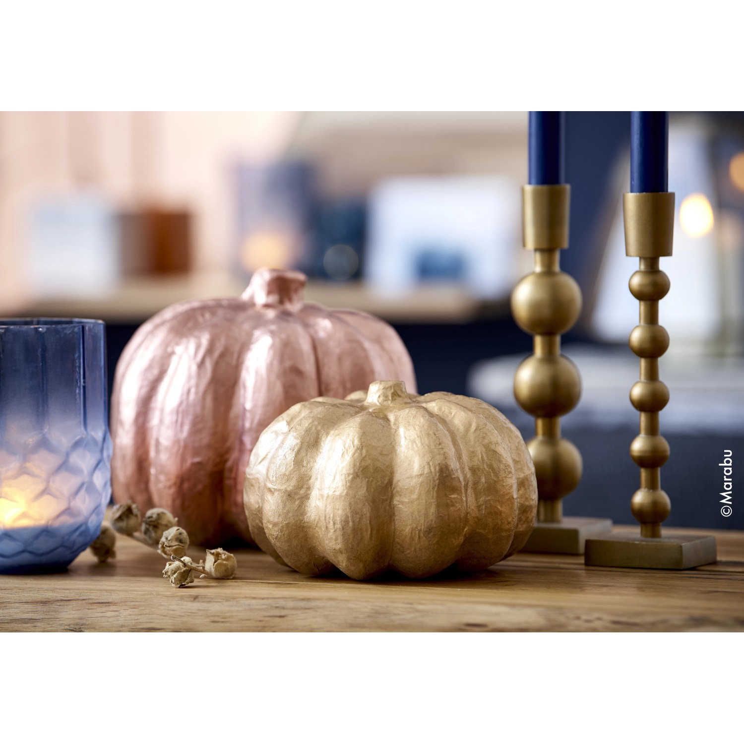 Dekorative Kürbisse mit Metallic-Gold und Roségold Marabu do it Colorspray veredelt.