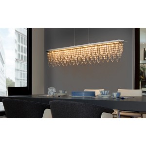Moderne, dimmbare LED-Pendelleuchte Diamonds Chrom über Esstisch. Kristall-Behang sorgt für edles Licht.