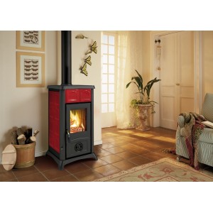 Firefix Kaminofen Gemma mit Bordeaux Kacheln (6 kW) im Retro-Design. Blickfang für Ihr Wohnzimmer.