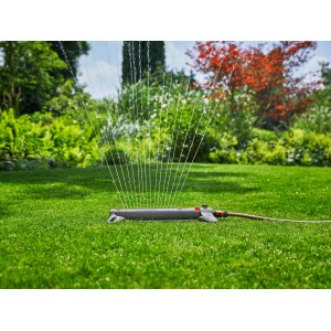 Gardena Aqua Zoom M Rasensprenger in Aktion, bewässert Rasenfläche. Viereckregner für bis zu 250 m².