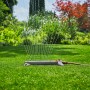 Gardena Aqua Zoom M Rasensprenger in Aktion, bewässert Rasenfläche. Viereckregner für bis zu 250 m².