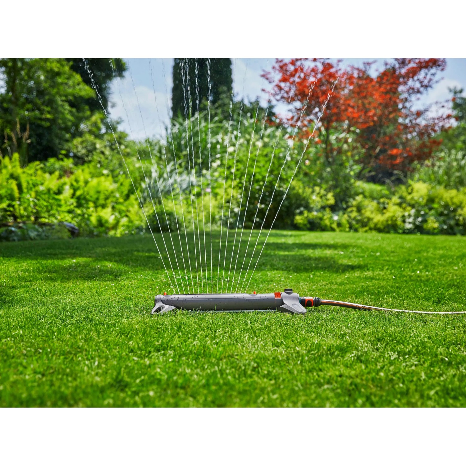 Gardena Aqua Zoom M Rasensprenger in Aktion, bewässert Rasenfläche. Viereckregner für bis zu 250 m².