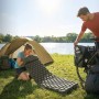 Graue ECD Germany Isomatte (185x62x15 cm) aus Nylon beim Camping mit Zelt und See.