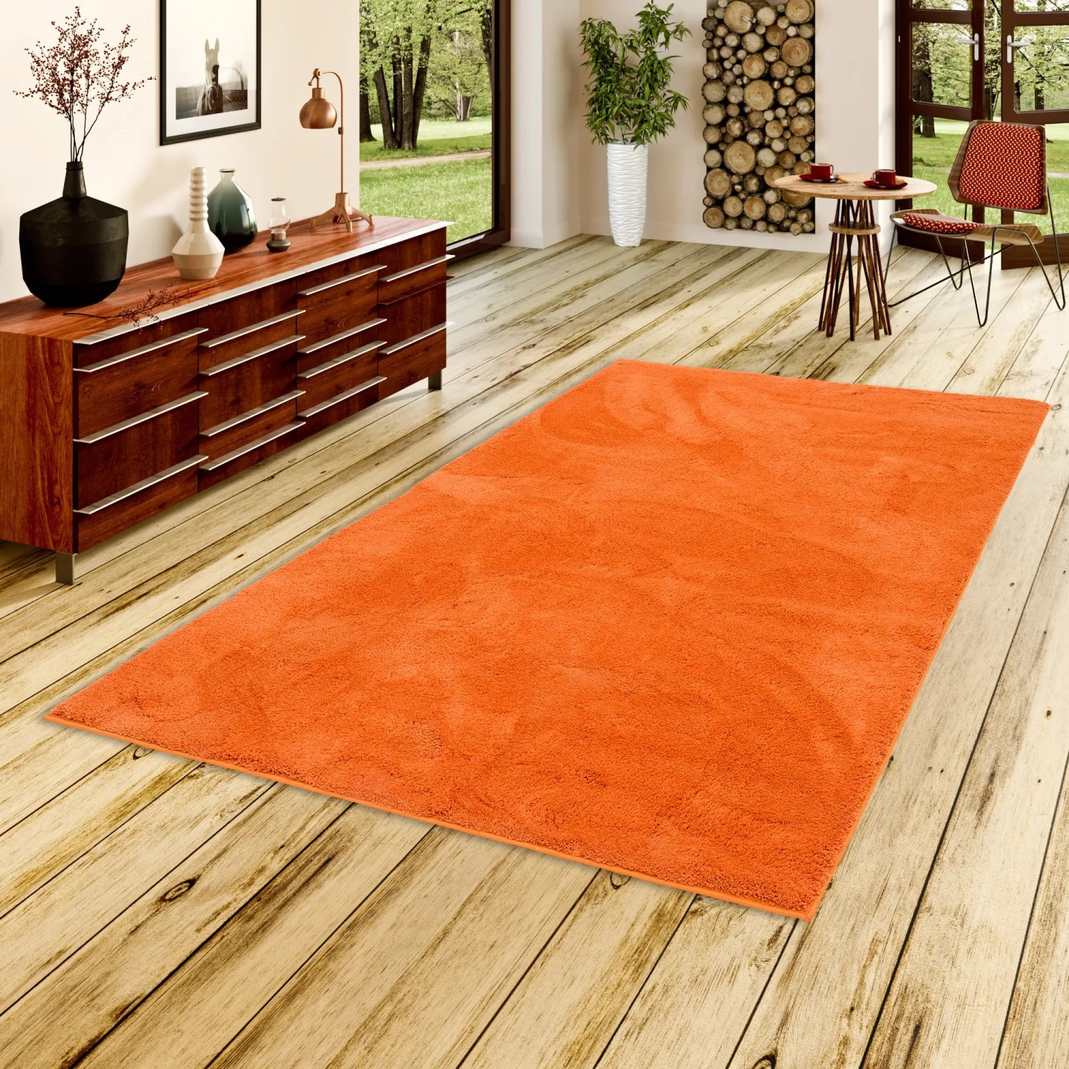 Orangefarbener Pergamon Hochflor Teppich (120x170cm) im Wohnzimmer.