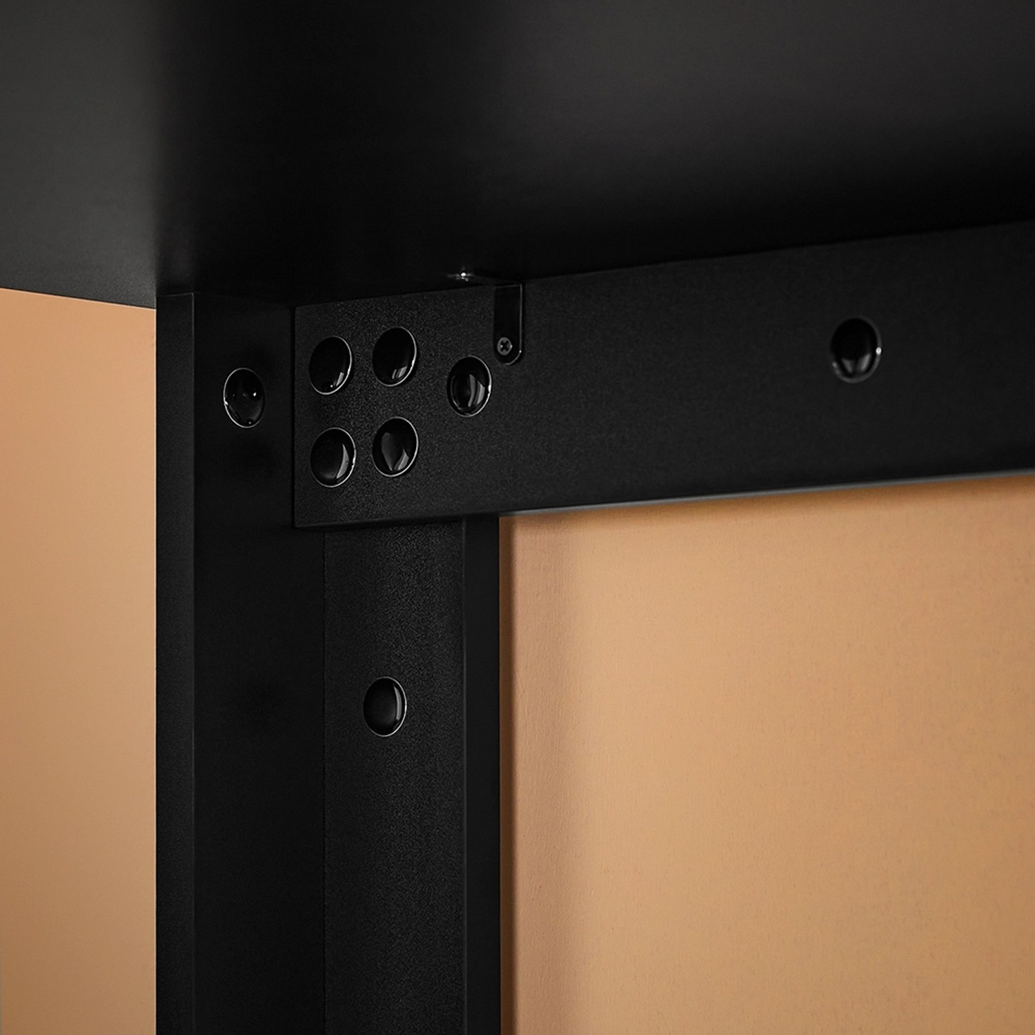 Detailansicht: Schwarzer SoBuy Bartisch/Stehtisch mit Ablageflächen, Eckverbindung.