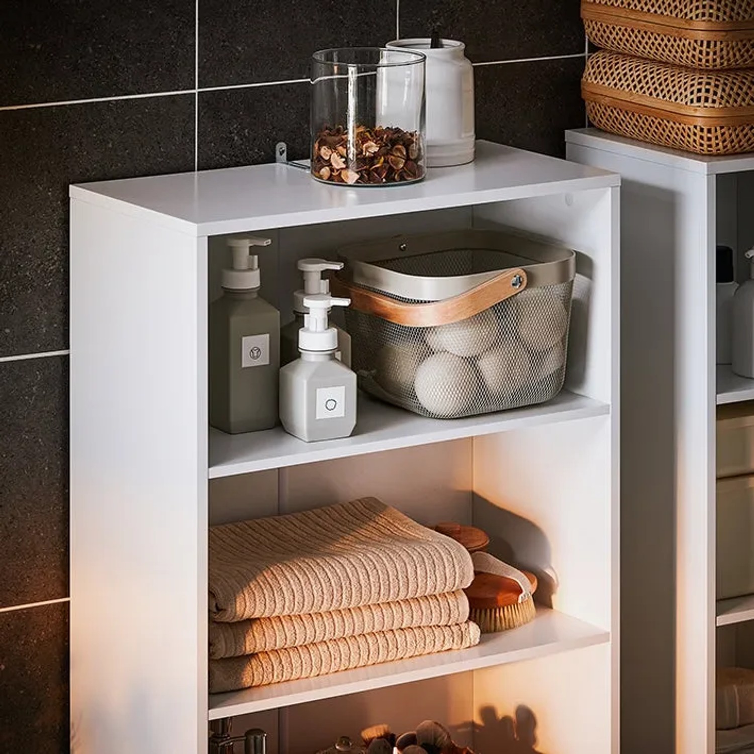 SoBuy Hochschrank BZR155-W: Weißer Badschrank mit Fächern und Wäschesack.