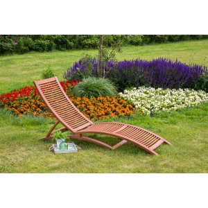 Gartenliege Cuba aus Eukalyptusholz mit anthrazitfarbener Auflage im Garten.