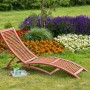 Gartenliege Cuba aus Eukalyptusholz mit anthrazitfarbener Auflage im Garten.