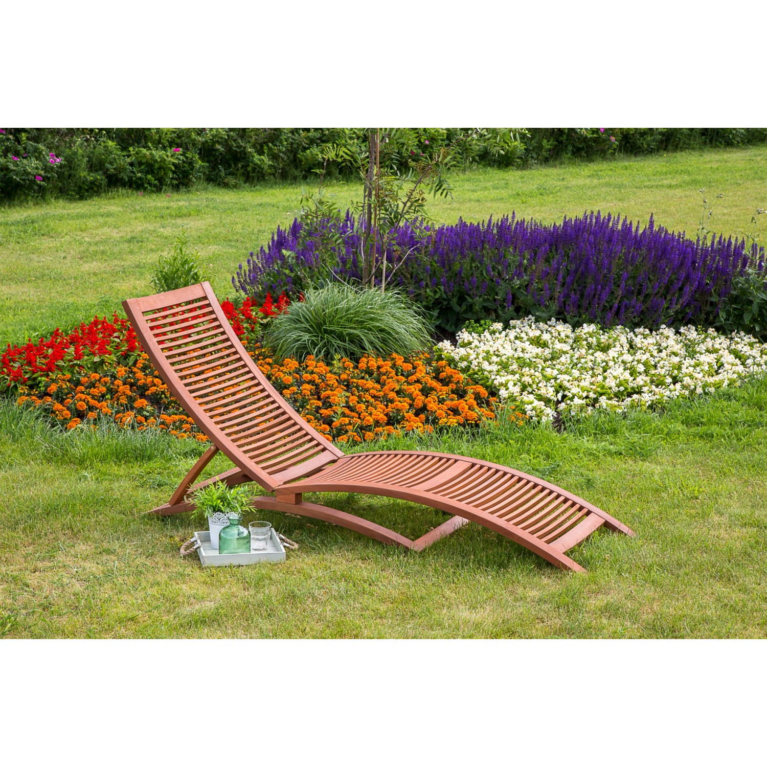 Gartenliege Cuba aus Eukalyptusholz mit anthrazitfarbener Auflage im Garten.