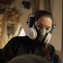 Frau mit Dräger Halbmaske X-plore 3300, P3-R-Filter, Schutzbrille und Ohrenschützern beim Handwerken.