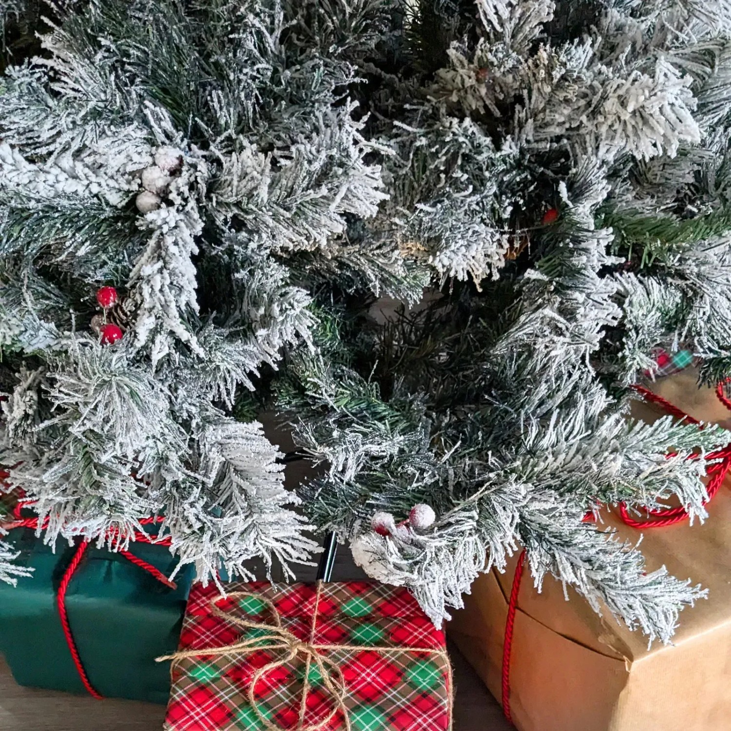 Svita künstlicher Weihnachtsbaum mit Schnee, Zapfen, Beeren und Geschenken, 180cm.