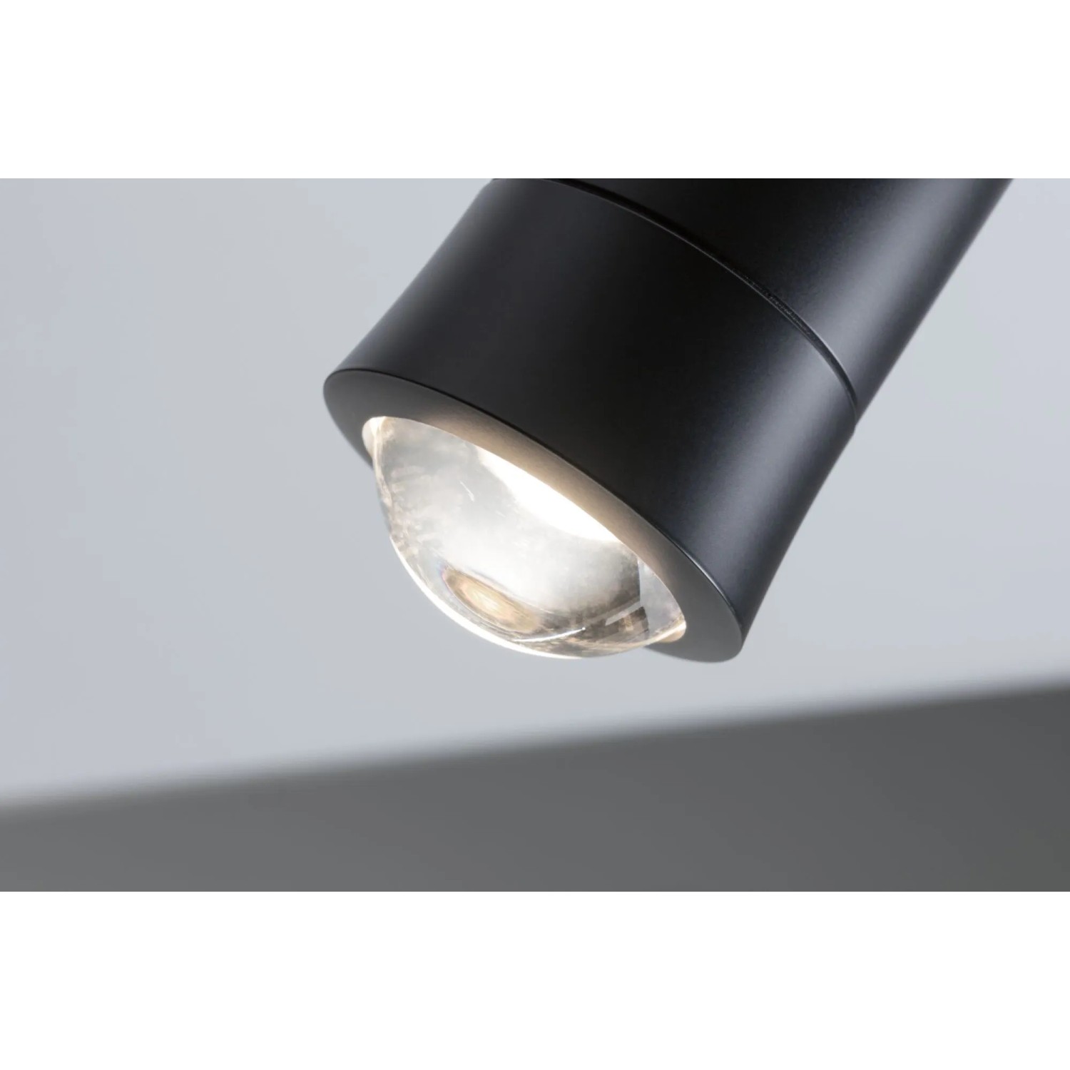 Schwarzer Paulmann URail LED-Spot Tarie mit matter Oberfläche und leuchtender Kugellinse für blendfreies Licht.