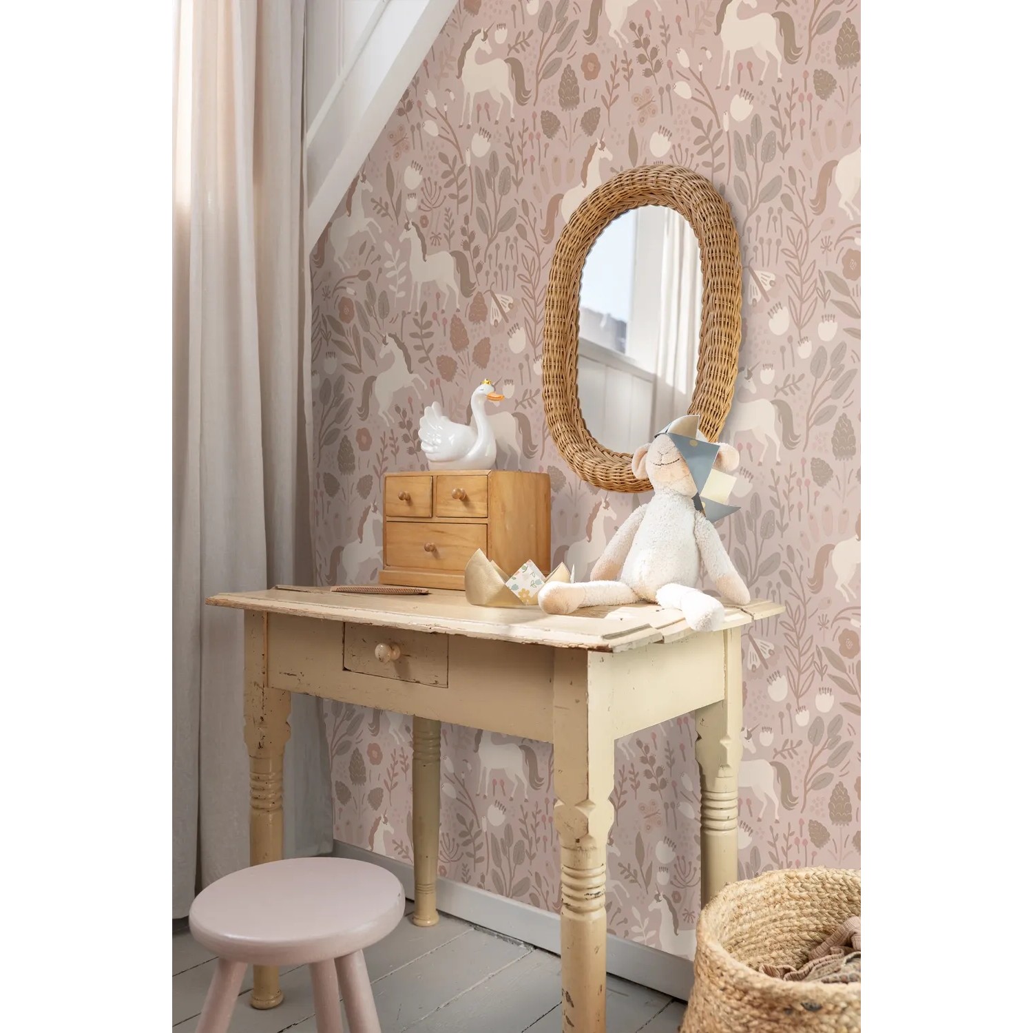 Kinderzimmer mit altrosa ESTAhome Tapete Einhörnern, verspieltes Design.