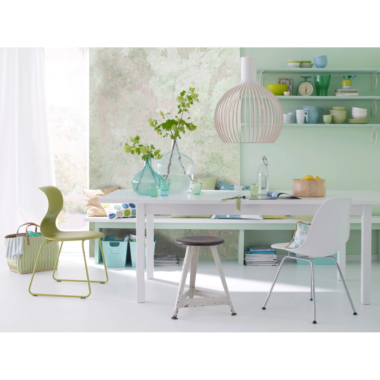 Raum mit Fototapete „Pure nature faded“: Wandbild mit Natur-Motiv in sanften Grün- und Beigetönen.